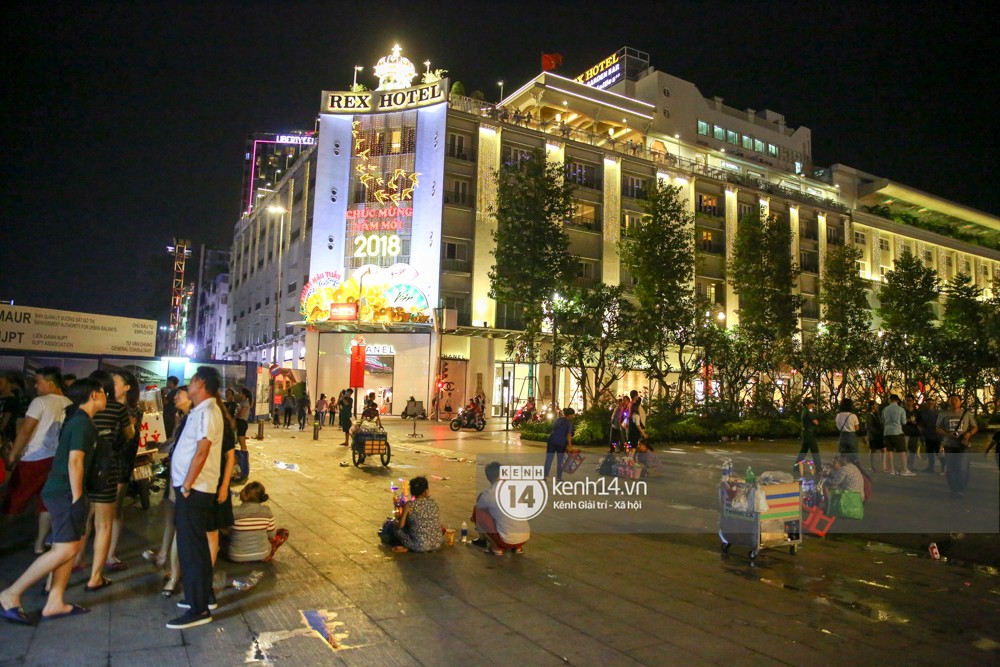 Rác ngập phố đi bộ Nguyễn Huệ sau Tết và tâm tư của người trẻ: Rác ơi, đừng khóc khi không được về nhà